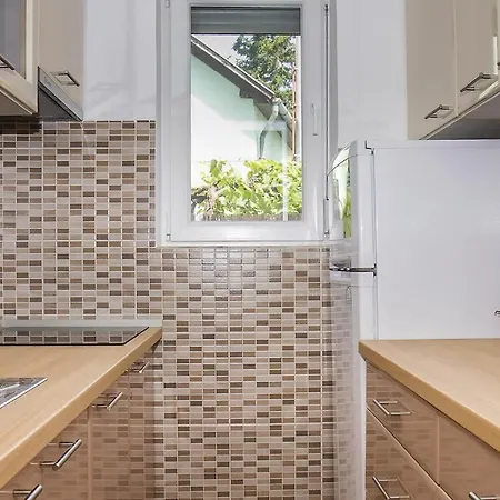 Awesome In Balatonmkeresztur W/ 3 Bedrooms Nyaraló