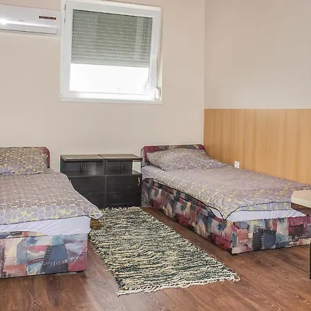 Awesome In Balatonmkeresztur W/ 3 Bedrooms 度假居