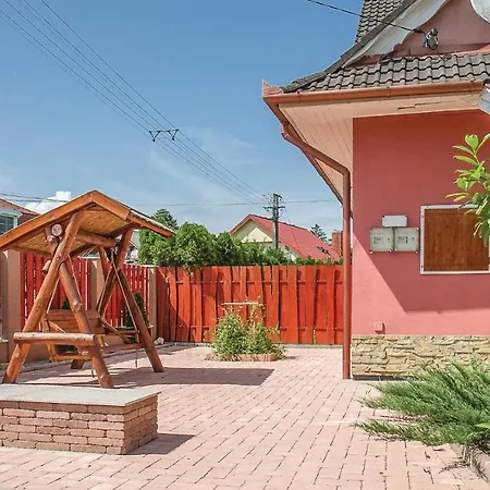 Awesome In Balatonmkeresztur W/ 3 Bedrooms 巴拉顿凯赖斯图尔