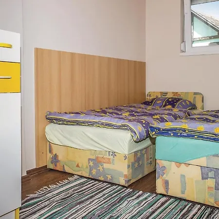 Awesome In Balatonmkeresztur W/ 3 Bedrooms Nyaraló *