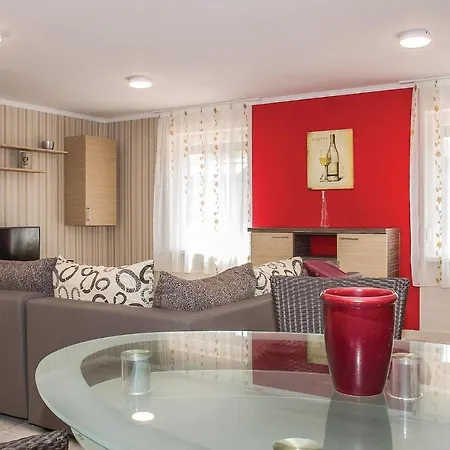 Awesome In Balatonmkeresztur W/ 3 Bedrooms Nyaraló *