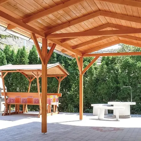 Awesome In Balatonmkeresztur W/ 3 Bedrooms 度假居