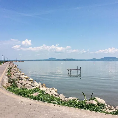 Awesome In Balatonmkeresztur W/ 3 Bedrooms Nyaraló *